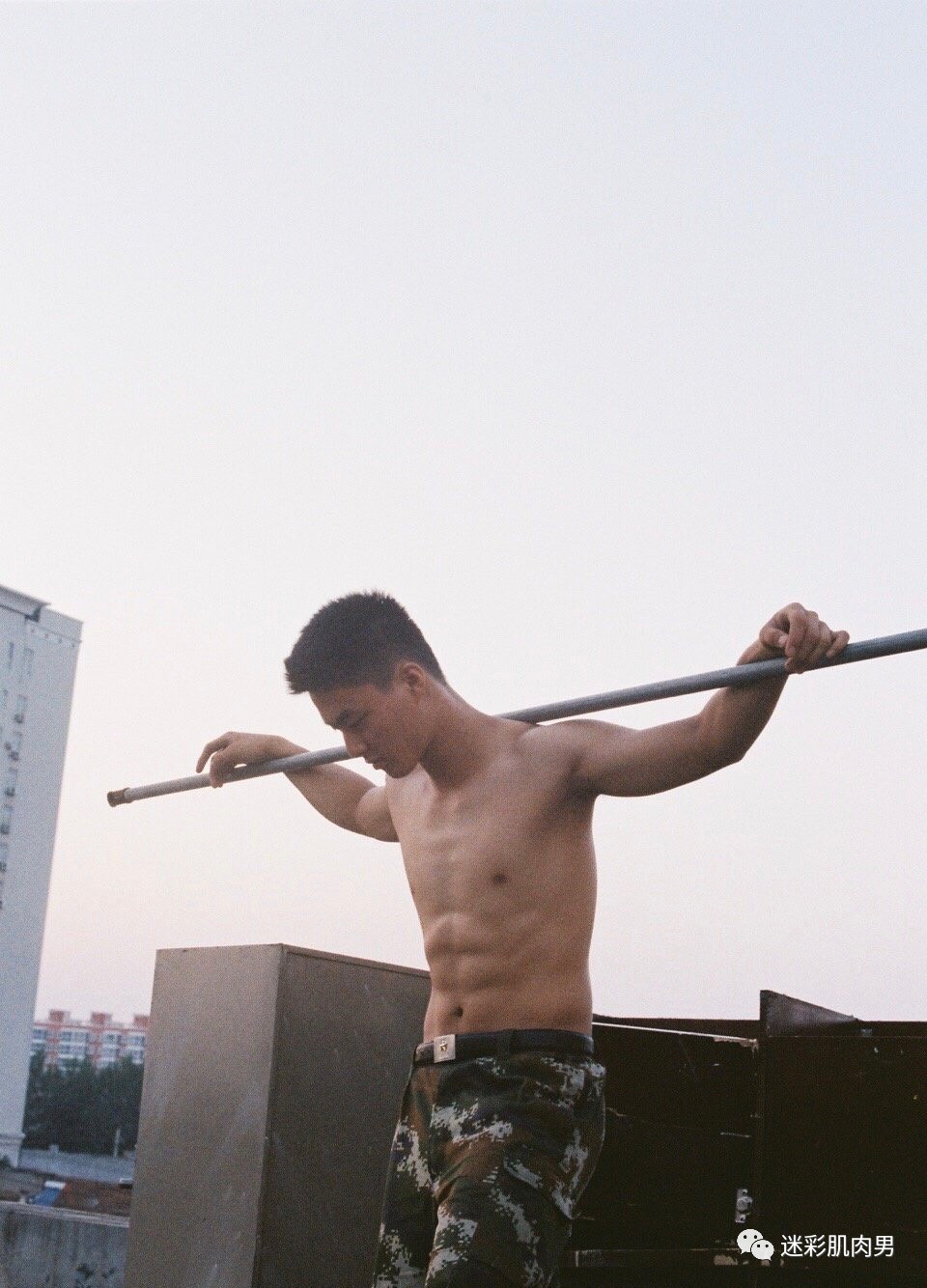 迷彩肌肉男
