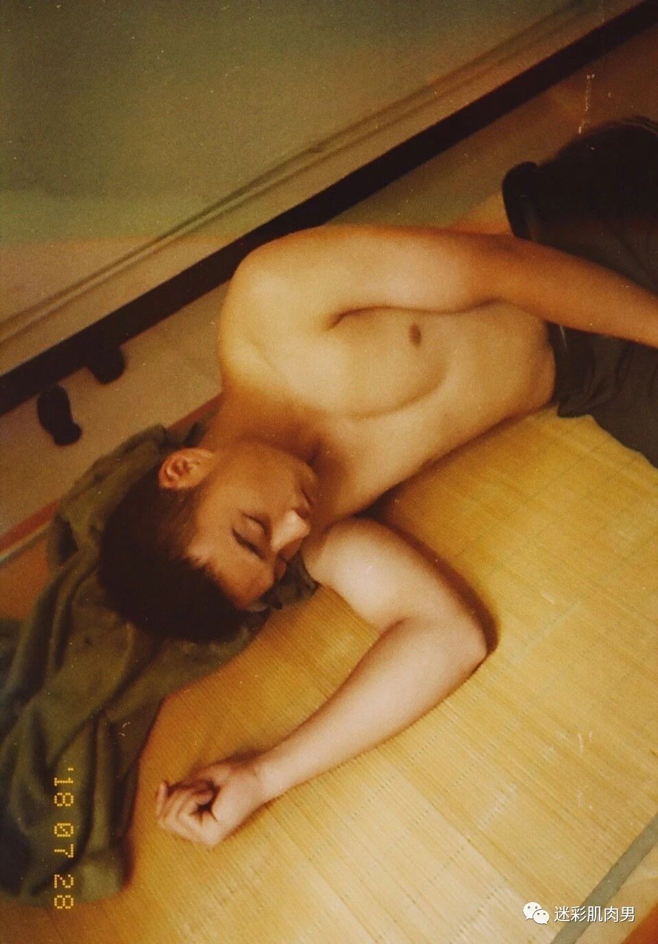 迷彩肌肉男