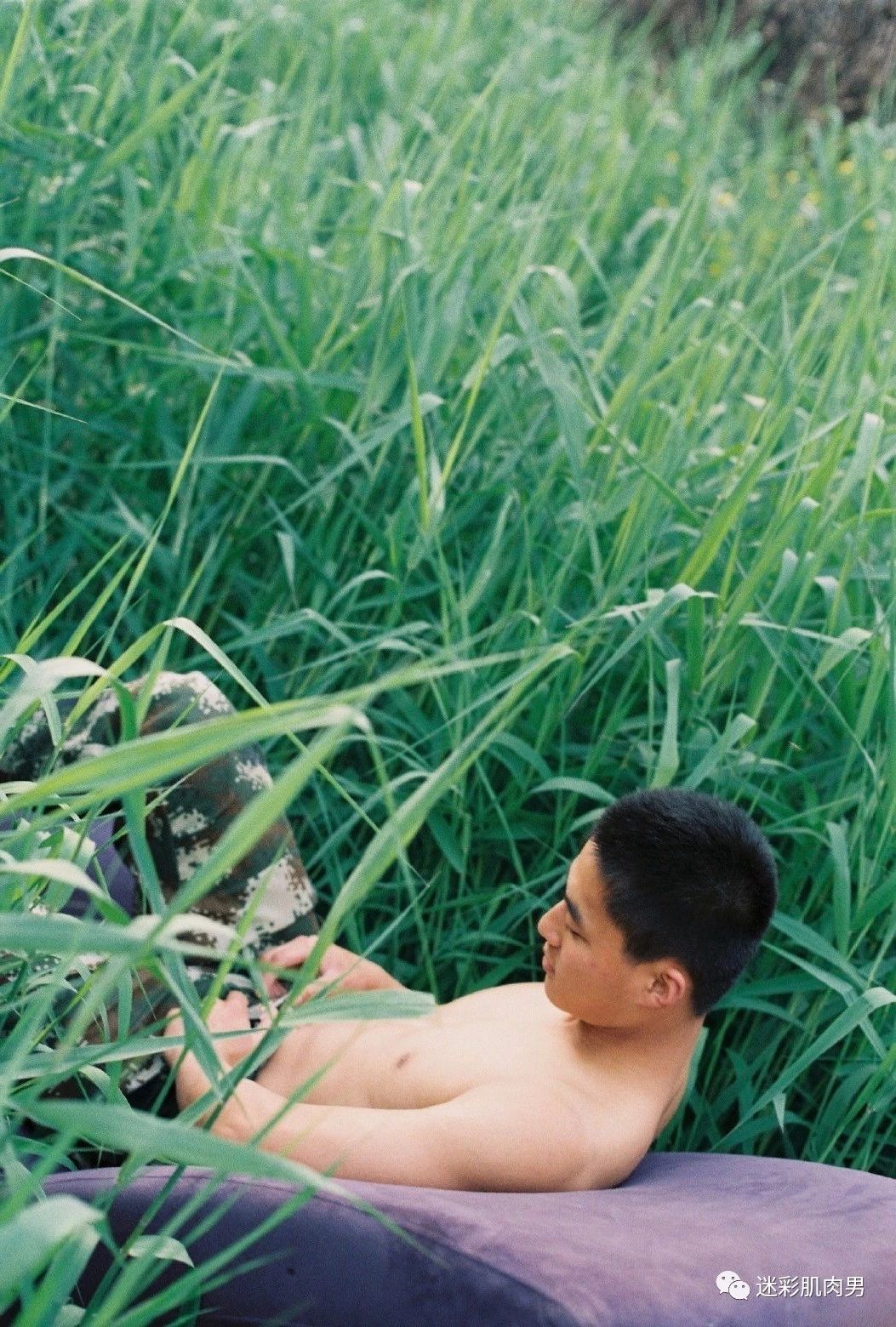 迷彩肌肉男