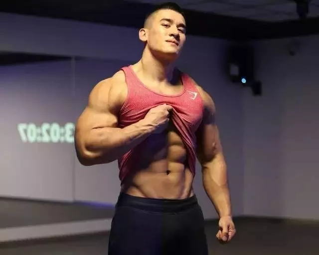 肌肉男
