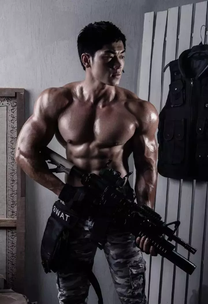 古铜肤色肌肉男